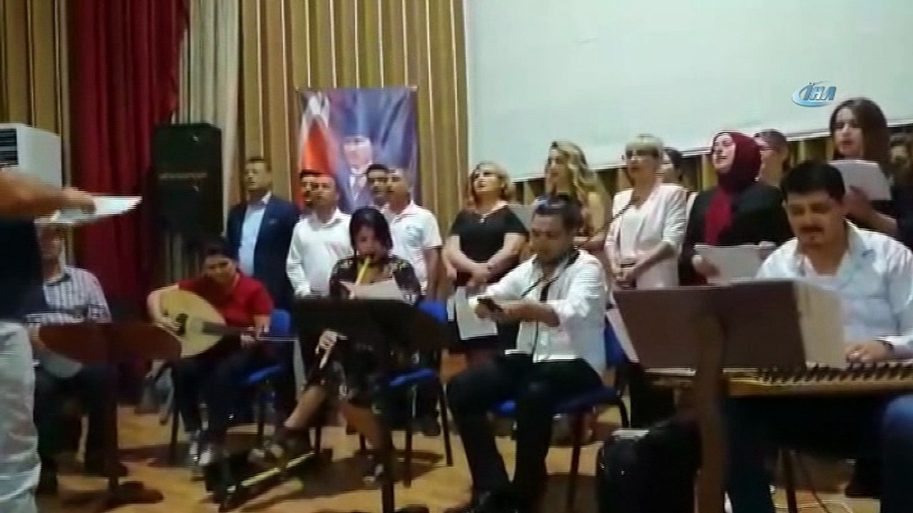 Sağlık çalışanlarından oluşan koro Hemşirelik Haftası’nda sahne aldı
