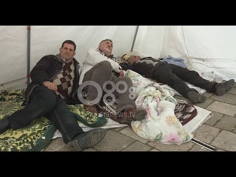 Ora News - Policia ndërpret grevën e ish të burgosurve politikë