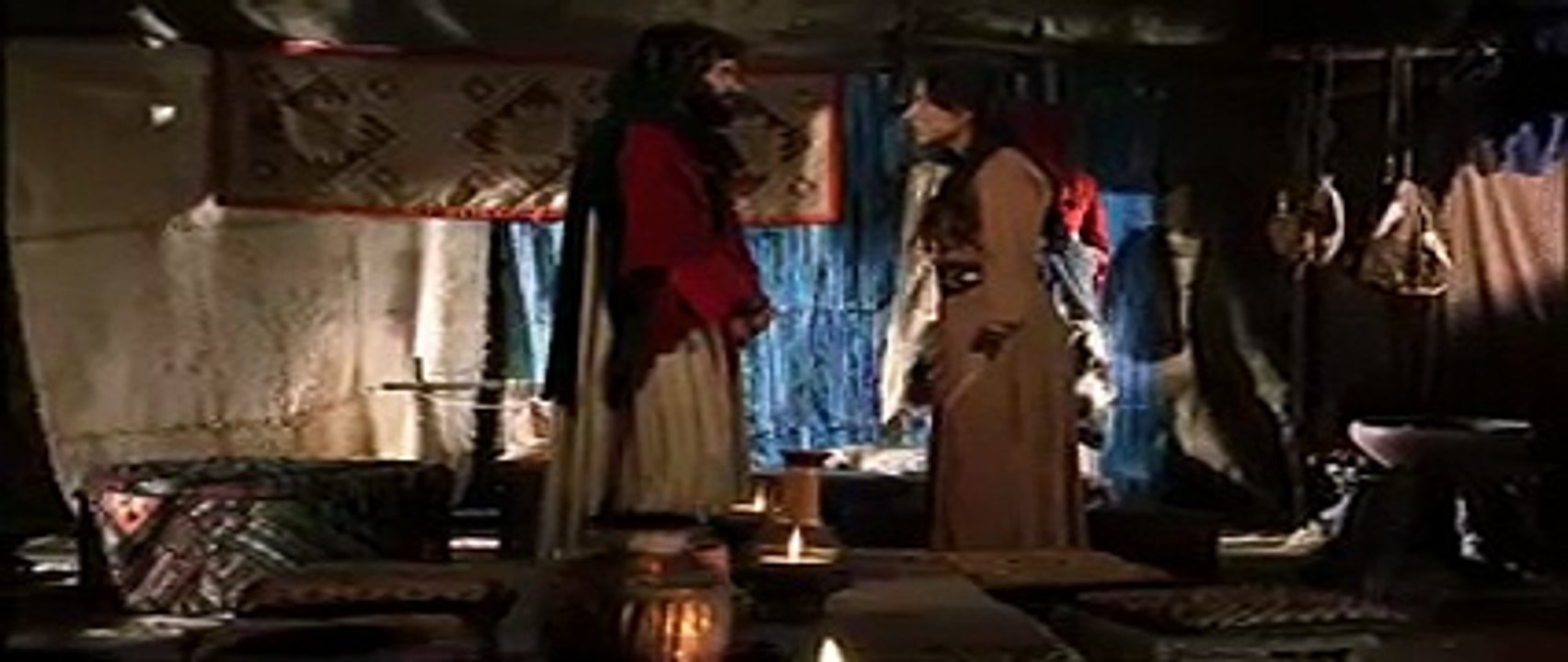 Os dez Mandamentos 11/05/18  Natan consola as crianças. Um oficial informa ao rei Balaque que Moisés aceitou o convite do casamento. Elda conta a Betânia que Moisés e sua família estarão presentes no casamento e ela se anima. Reprise da Nova Temporada