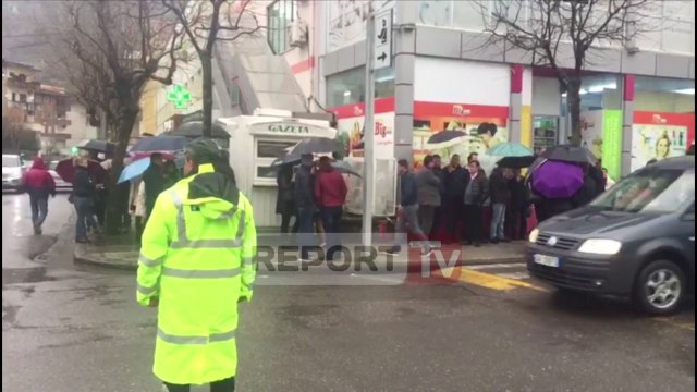 Simpatizantët në protestë kundër arrestimit të kryebashkiakut të Lezhës
