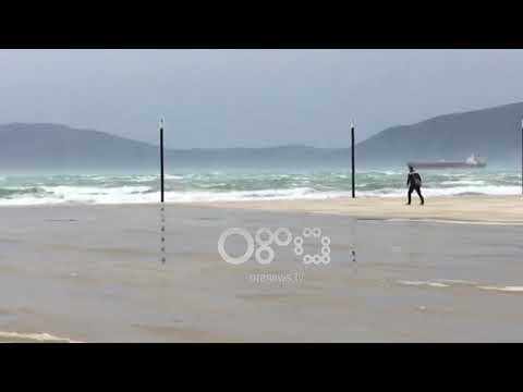 Ora News - Vlorë, era e fortë rrëzon pemët në Lungomare, pezullohet dhe lundrimi