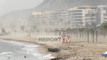 Moti i keq në Vlorë, shkulen pemët, vetrata e thyer ze poshtë një burrë