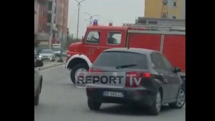 Report TV - Durrës, zjarrfikësja “prehistorike” bllokon trafikun në qytet