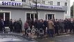 Ora News - Dhjetëra mbështetës të kryebashkiakut të Lezhës mblidhen para komisariatit