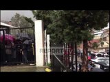 Report TV - Mbështetësit e kreut të Bashkisë Lezhë Frrokajt vijojnë protestën para gjykatës