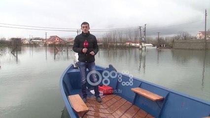 Ora News - Në Obot qarkullohet vetëm me varka, 200 banesa të izoluara