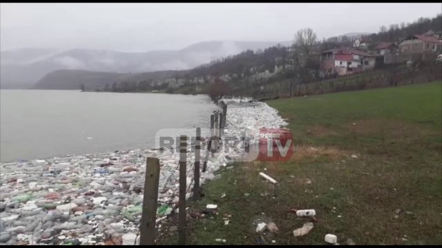 Report TV - Kukës,bllokohet fshati Breg-Lum, mbeturinat pushtojnë Fierzën