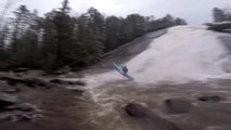 Ce kayakiste parvient à descendre cette effrayante chute d'eau