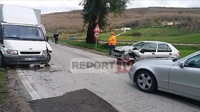 Report TV - Fier, përplasen dy automjete, plagosen lehtë 3 persona