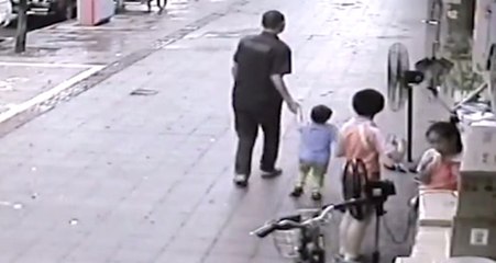 Küçük Çocuğun Elinden Tutup Kaçırmak İstedi, Abisi Durumu Son Anda Fark Etti