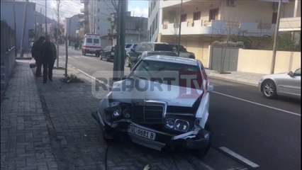 Report TV - Vlorë, tentojnë ti vjedhin makinën policit por përplasen me shtyllën elektrike