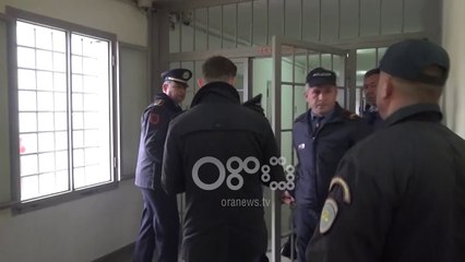 Ora News - I burgosuri në Fier pret tiganin të përgatisë thika