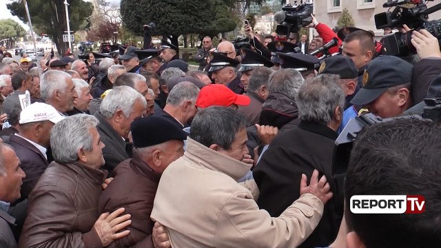 Report TV - Protesta, minatorët përplasen me policinë, priten në takim në kryeministri
