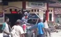Massa Serang Polsek Bayah, Mobil Patroli Dirusak
