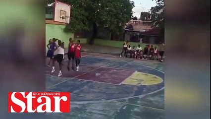 Tek kollu basketbolcu rakiplerine taş çıkarttı