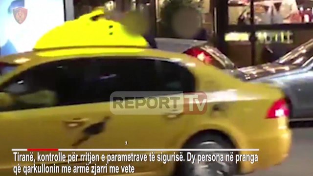Report TV - Kontrollet e policisë në Tiranë, dy të arrestuar për armëmbajtje pa leje