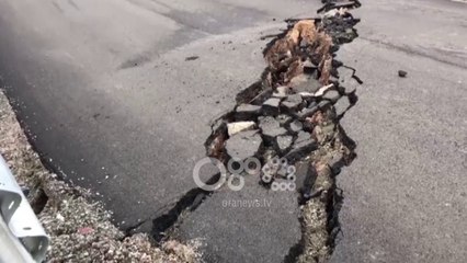Ora News - Rrëshqet kodra në Rrugën e Kombit, dëmtohet servisi
