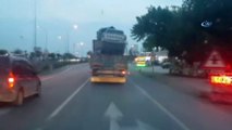 Araç yüklü kamyon trafikte tehlike saçtı