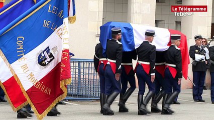 Download Video: Vannes. Les honneurs militaires rendus au gendarme mort en service