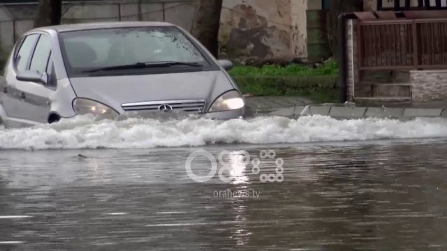 Ora News - Stuhia e erës përkeqëson gjendjen në zonat e përmbytura në Shkodër