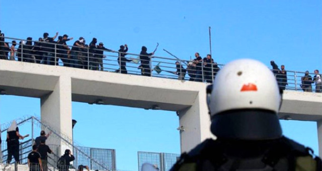 Yunanistan'da AEK ve PAOK Taraftarları Polise Saldırdı, 2 Polis Yaralandı