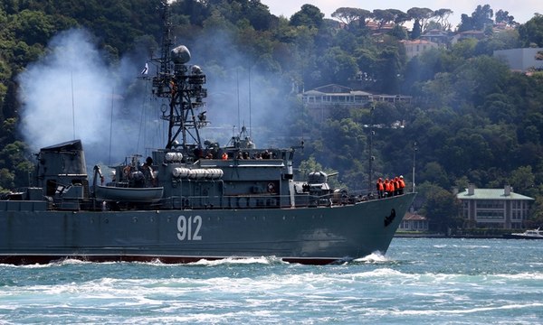 İki Rus gemisi Boğaz'dan art arda geçti