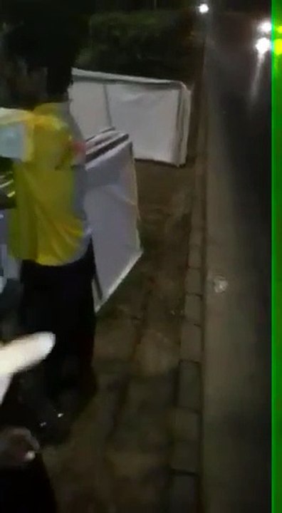 PMLN Workers Removing Shaukat Khanum Ads From Roads