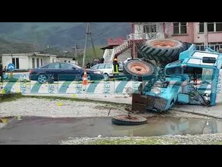 Скачать видео: MAKINA PERPLASET ME ZETORIN, HUMB JETEN I RIU NE GJIROKASTER - News, Lajme - Kanali 16