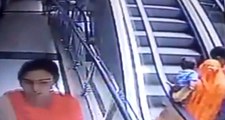 AVM'de Korkunç Anlar! Selfie Çekmek İsterken Kucağındaki Bebeği Merdiven Boşluğuna Düşürdü