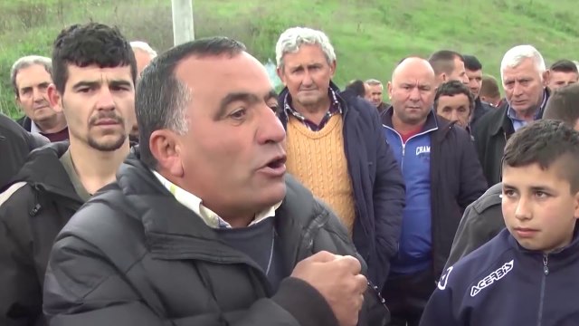 360° Gradë - Rruga E Vjetër Tiranë Durrës, Banorët Marshim Proteste Për Gjendjen E Amortizuar