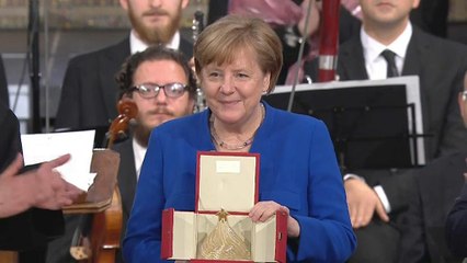 Merkel recibe la Lámpara de la Paz