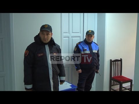 Report TV - Fier, me pranga në spital, gjykata jep arrest me burg për grabitësin Arben Muça