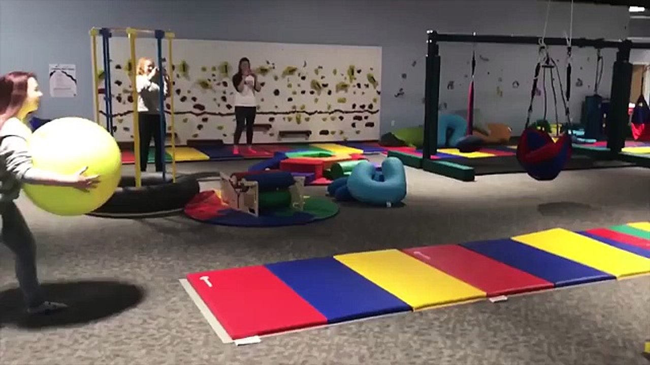 Deux filles se rentrent dedans avec un ballon de gym