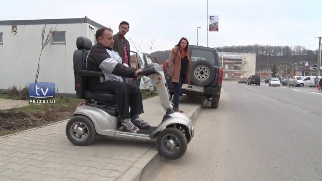Bllokohet nga një veturë zyrtare lëvizja e lirë e këtij personi me aftësi të kufizuara në Suahrekë
