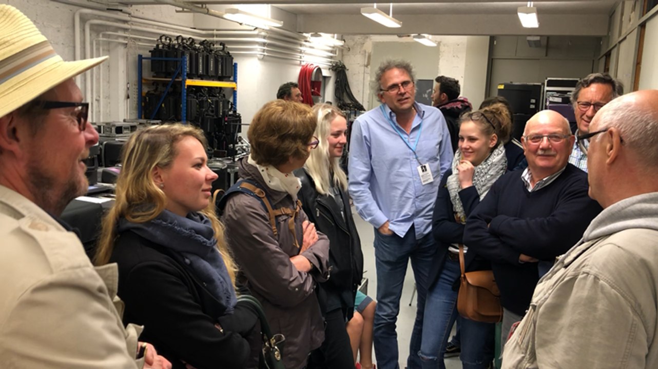 Des abonnés Ouest-France visitent les coulisses du festival Jazz sous les pommiers avec LaPlace.