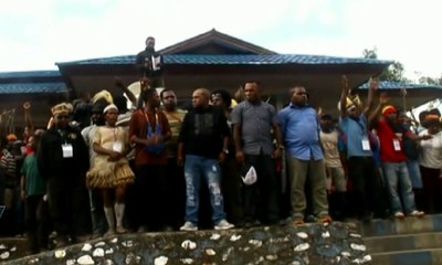 Tuntut Bupati Mundur, Massa Duduki Bandara Oksibil