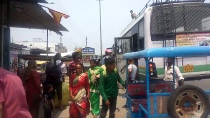 बनबसा में महिला को जबरन बाइक में बिठाने का वीडियो वायरल