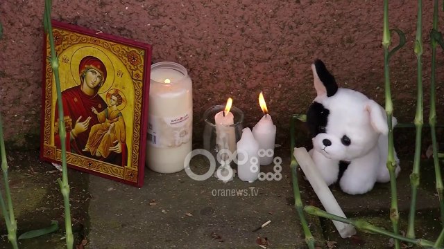 Ora News - Tragjedia në Rusi, homazhe pranë Ambasadës, qytetarët me qirinj e lule