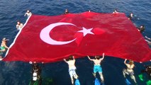 'Paris 2' batığına dalış yapan dalgıçlar, su yüzeyinde dev Türk bayrağı açtı