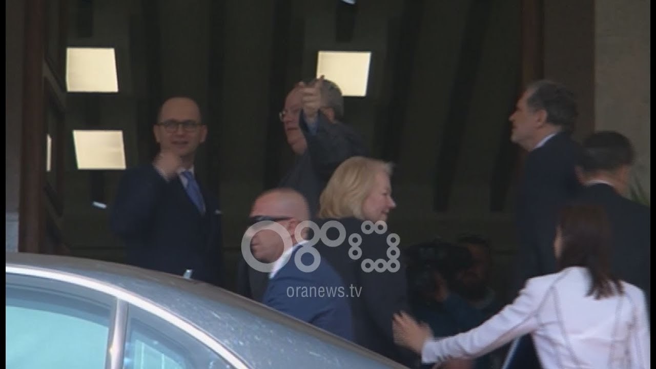 Ora News - Kotzias mbërrin në Tiranë e pret Bushati