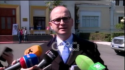 Ora News - Negociatat me Greqinë: Bushati: Kam firmosur plotfuqishmërinë