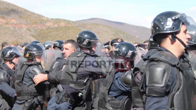 Protestë në Rrugën e Kombit kundër taksës, bllokohet qarkullimi, përplasje me policinë