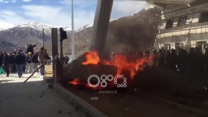 Download Video: Ora News - Protesta vijon tek Rruga e Kombit, shkatërrohen sportelet e pagesës