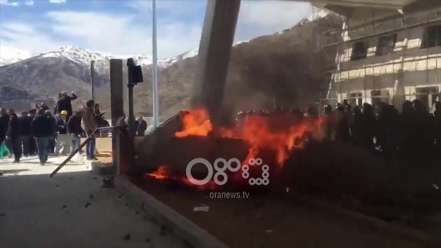 Ora News - Protesta vijon tek Rruga e Kombit, shkatërrohen sportelet e pagesës