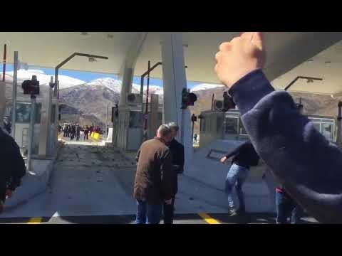 PA KOMENT, PROTESTUESIT NE RRUGEN E KOMBIT HEDHIN GURE MBI POLICINE DHE SPORTELET E PIKES SE KALIMIT