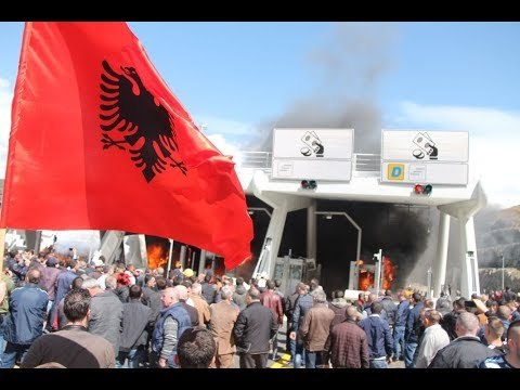 Live/Protesta vijon tek Rruga e Kombit, shkatërrohen sportelet e pagesës