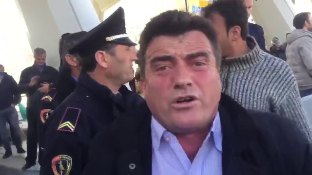 Pamje të rënda - Protesutuesit e revoltuar i çojnë selame kryeministrit, Edi Rama