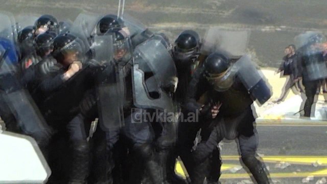 Proteste e dhunshme kunder tarifes per Rrugen e Kombit