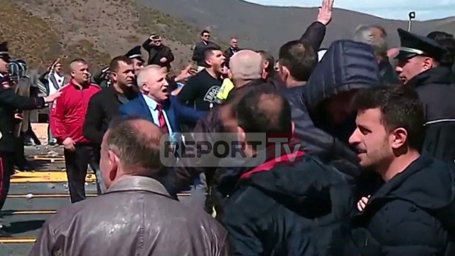 Protesta në Rrugën e Kombit/Përplasje mes protestuesve e policisë, shkatërrohen dhe digjen sportelet