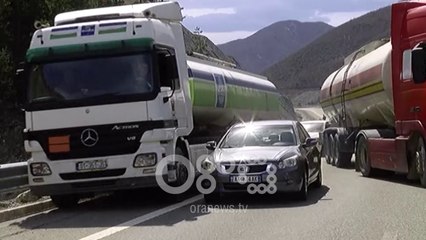 Ora News - Protesta, mjetet 3 orë në pritje nga Repsi në tunelin e Kalimashit